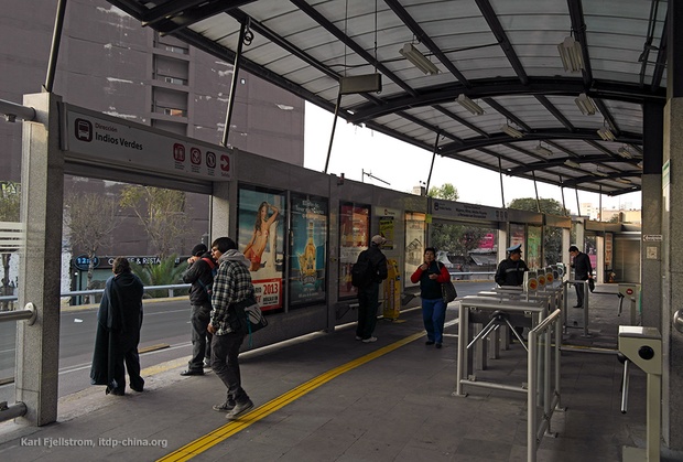 The Indios Verdes BRT terminal in Mexico City from outside (EMBARQ BRASIL / Flickr) and inside (ITDP).