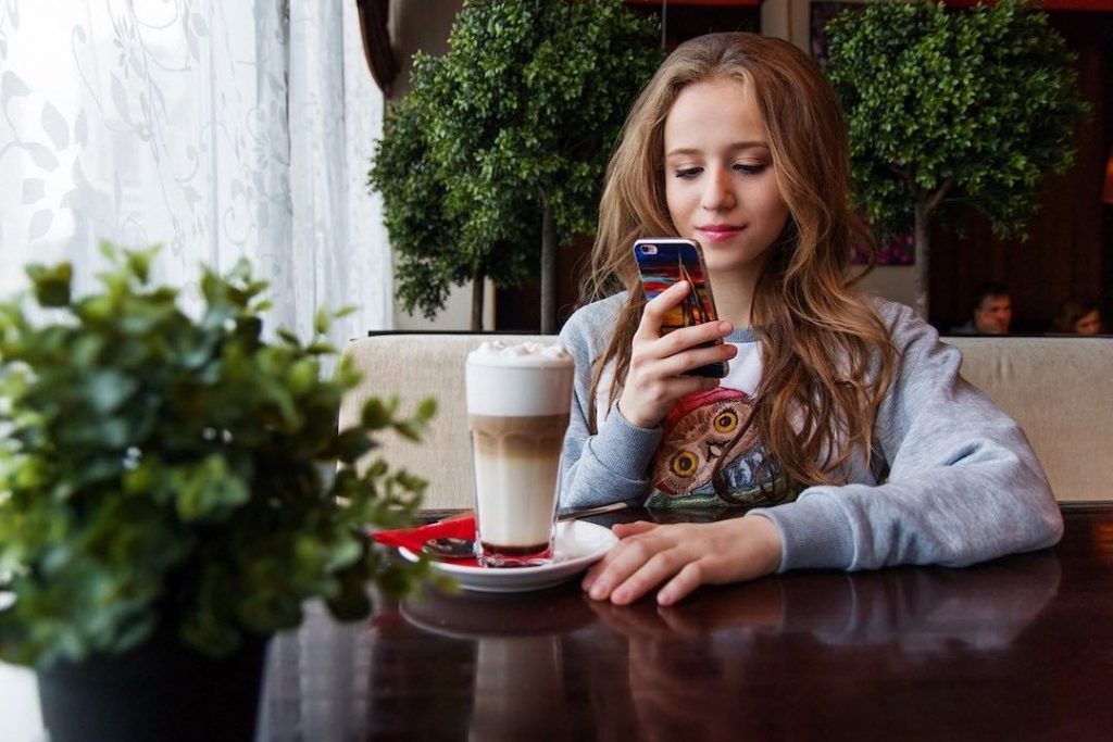 girl-phone-coffeeshop