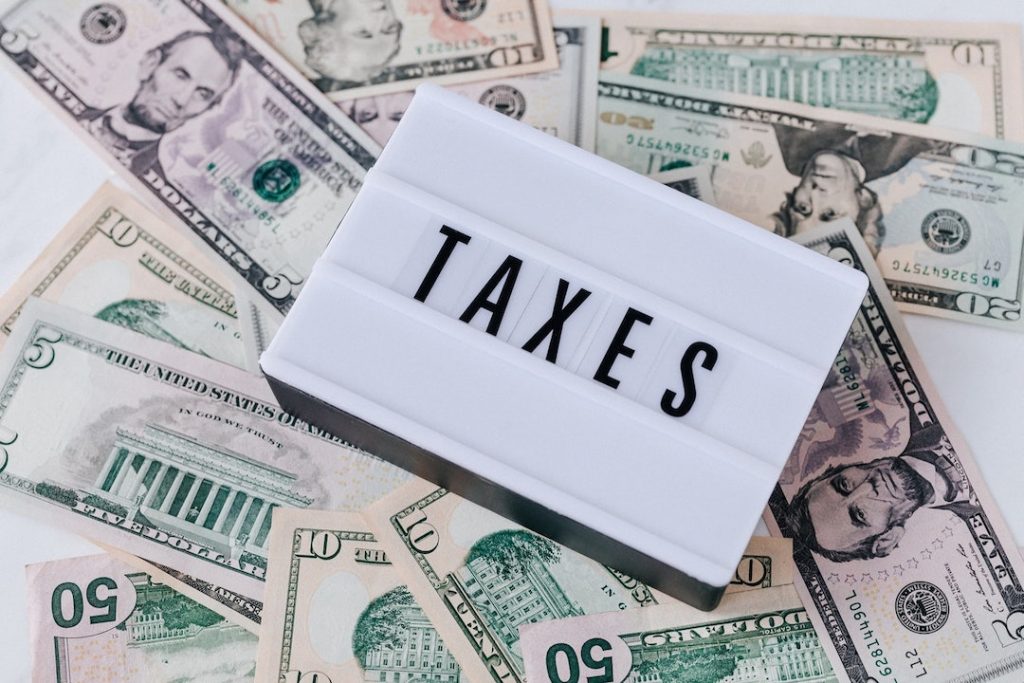 taxes-dollars-pexels-karolina-grabowska-4386367
