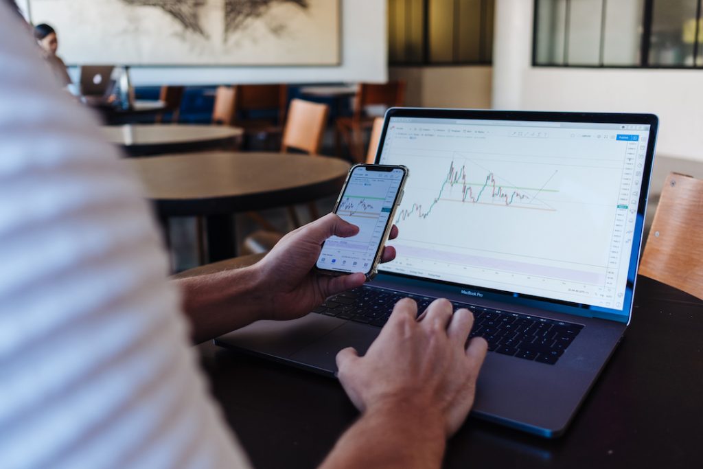 trading-charts-forex-photo-1569025743873-ea3a9ade89f9