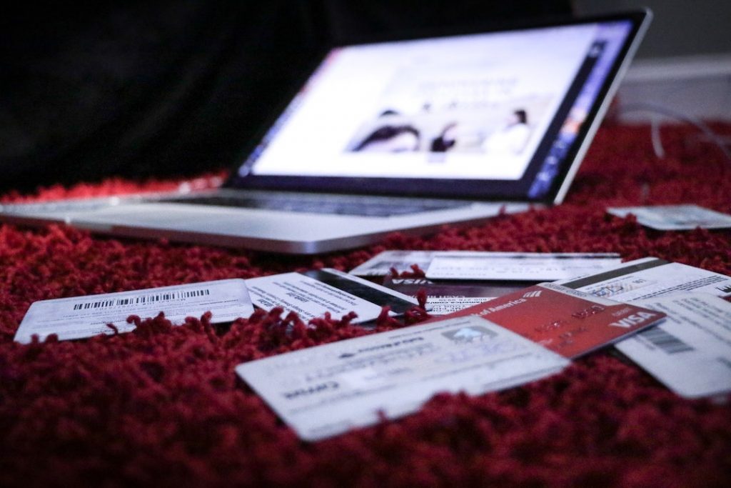 macbook-dylan-gillis-xKmXZ4Fv63w-unsplash