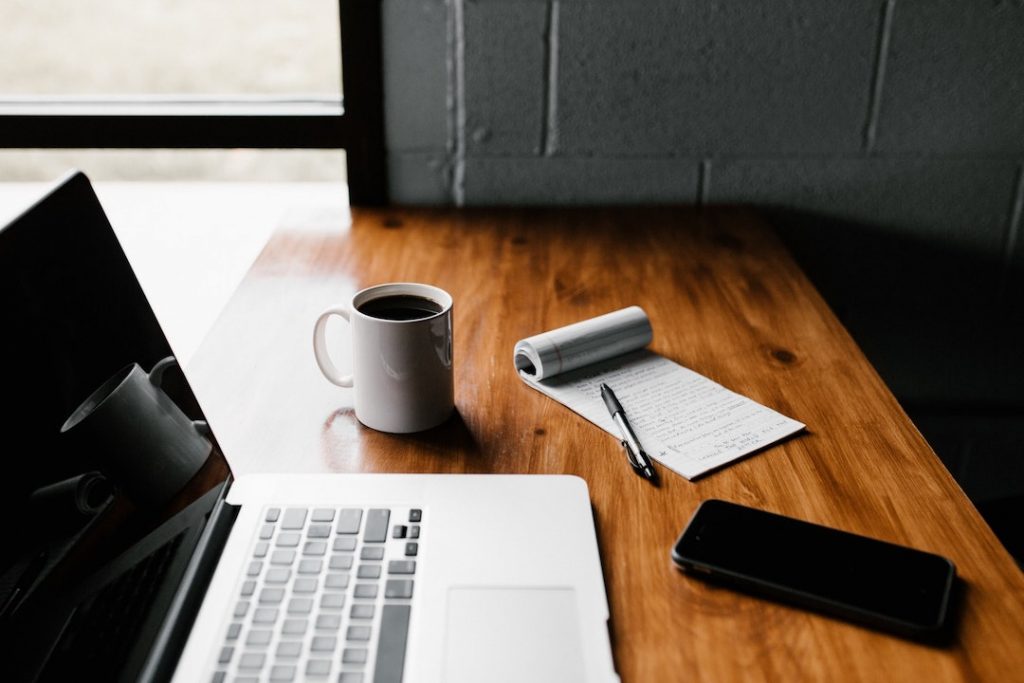 desk-laptop-notepad-andrew-neel-cckf4TsHAuw-unsplash