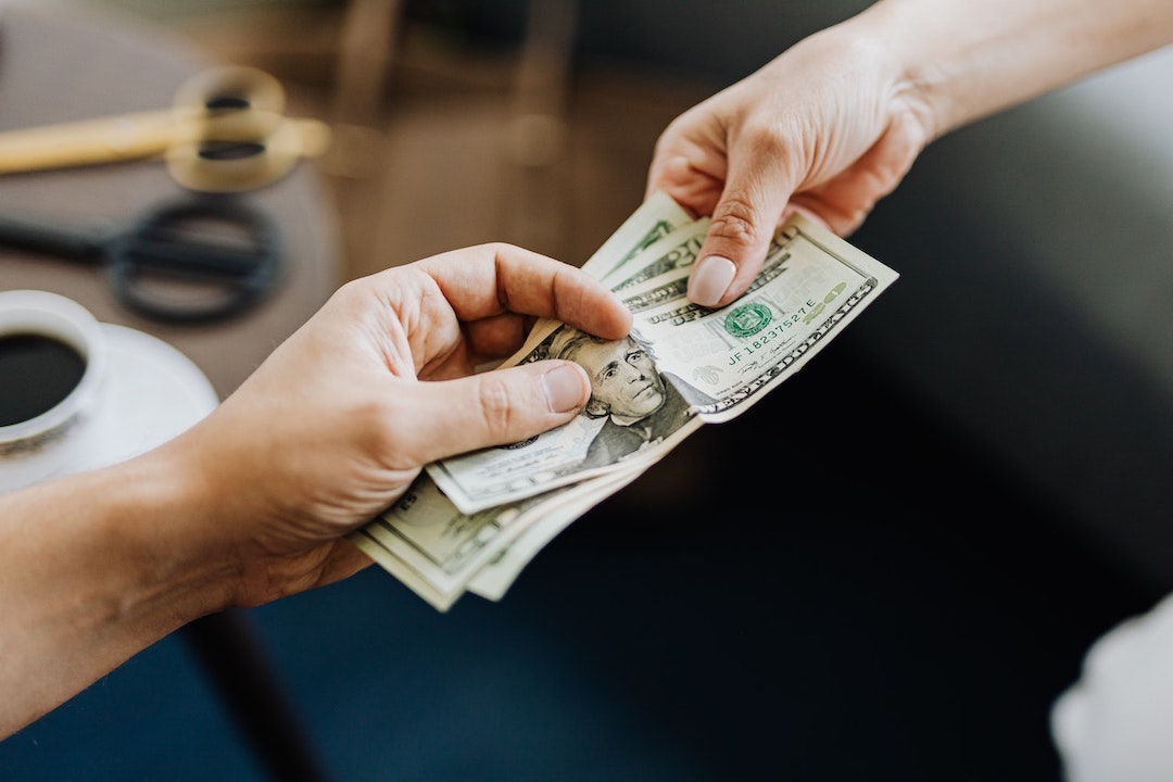hands-holding-us-dollar-bills-pexels-karolina-grabowska-4968384