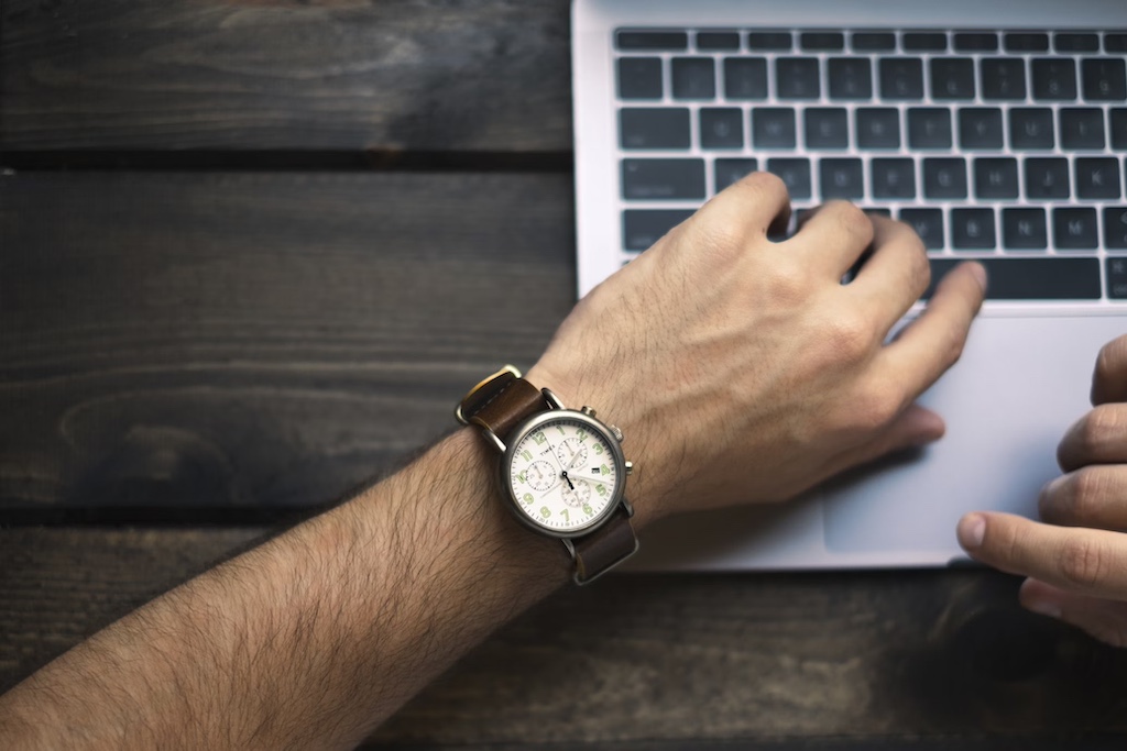 watch-laptop-photo-1499290731724-12e120cfaef3